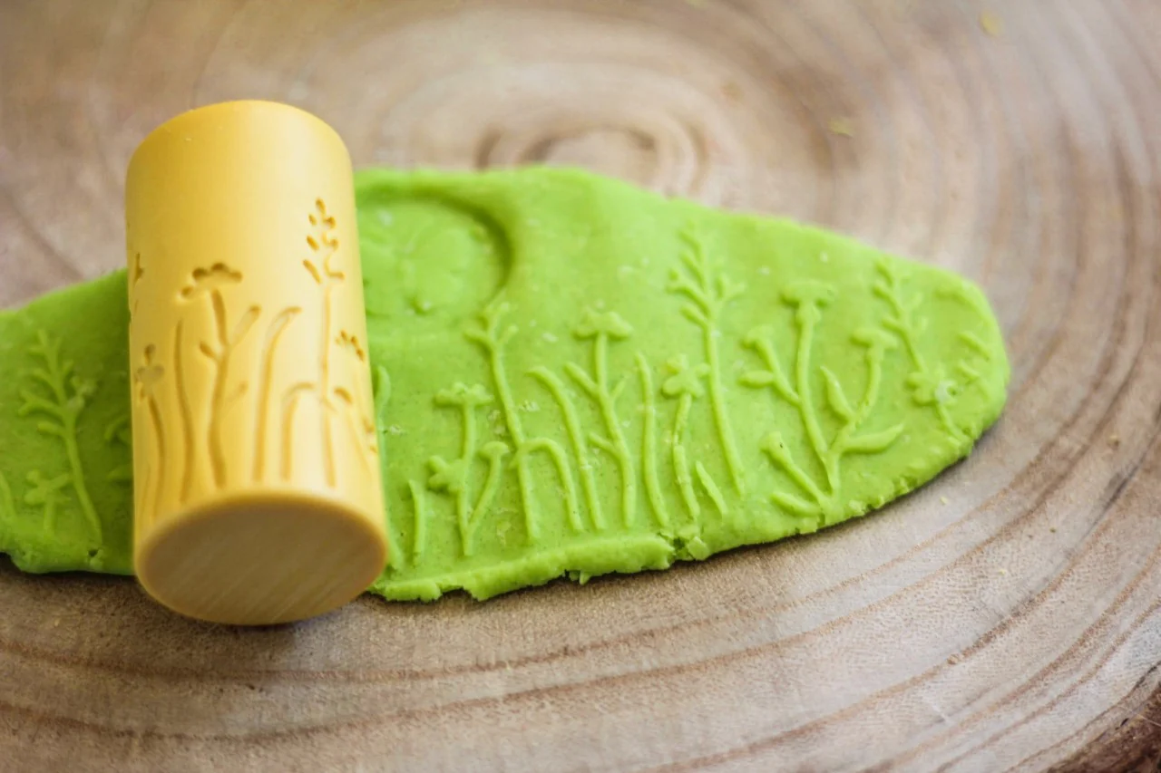 Garden Bugs Dough Roller and Stamp Set - Image 3